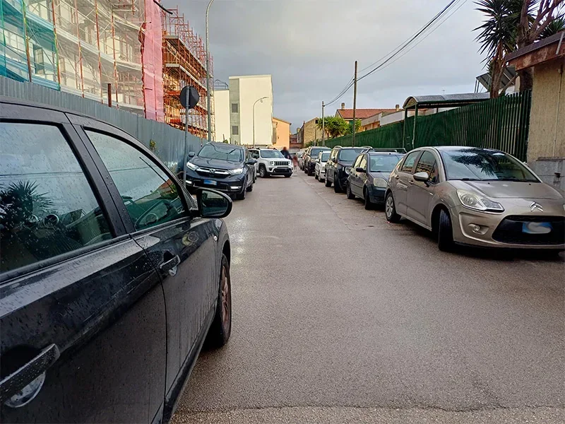Scuole, nuove strutture ma pochi parcheggi: a Parete cresce la preoccupazione delle famiglie