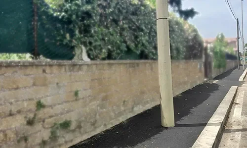 Barriere architettoniche a Parete: marciapiedi stretti, pali e rampe mancanti