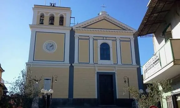 Chiesa nel centro storico di Parete